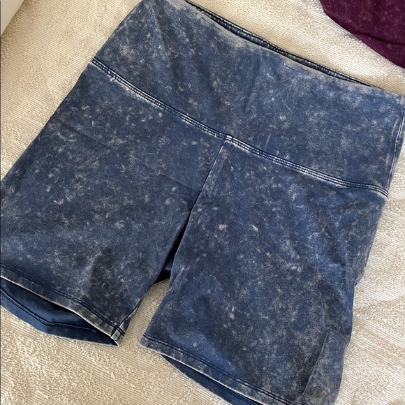 VS Pink | Yoga Bike Shorts - Picture 2 of 4